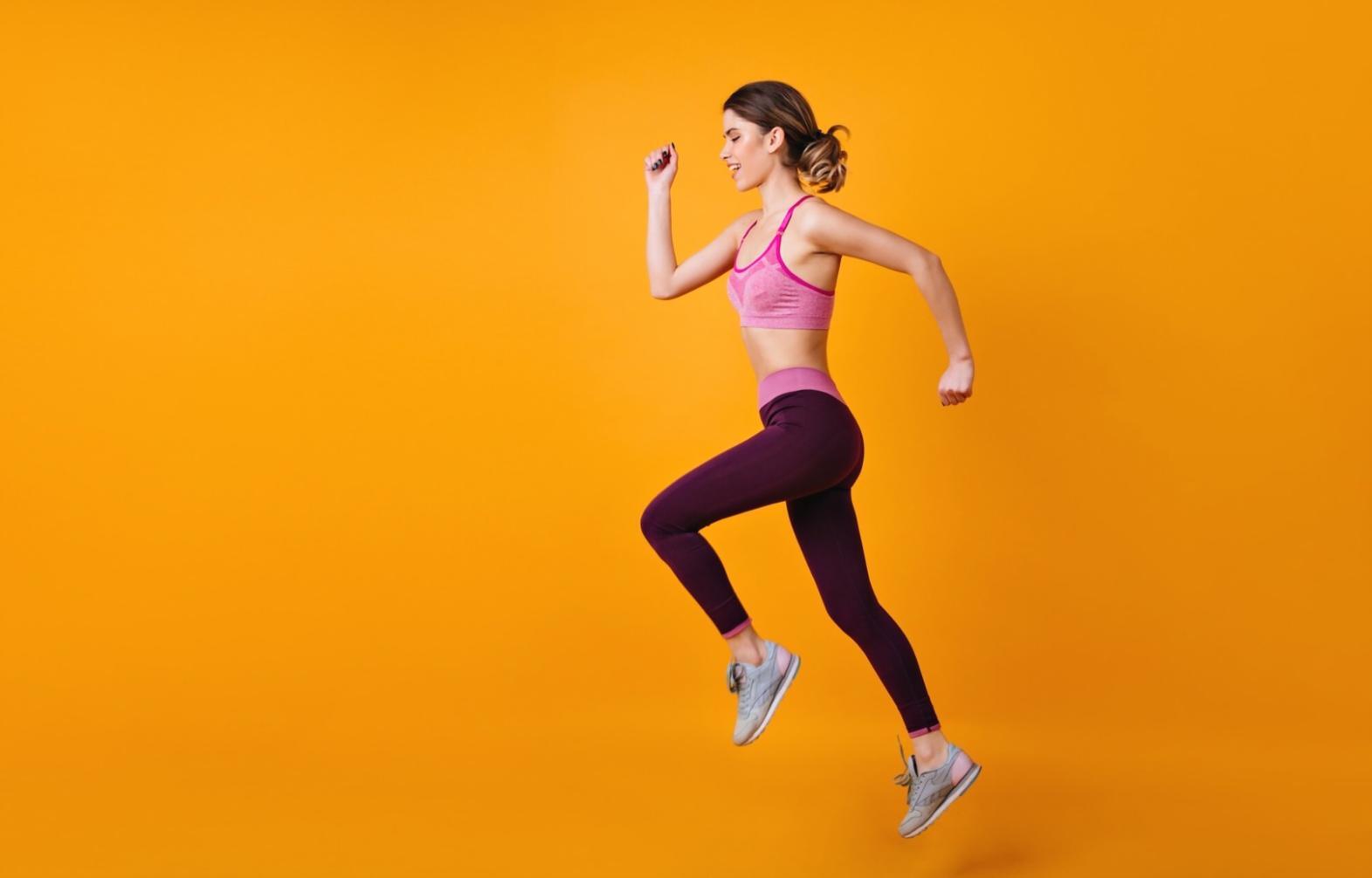 Grupo practicando ejercicios de gimnasia en equipo